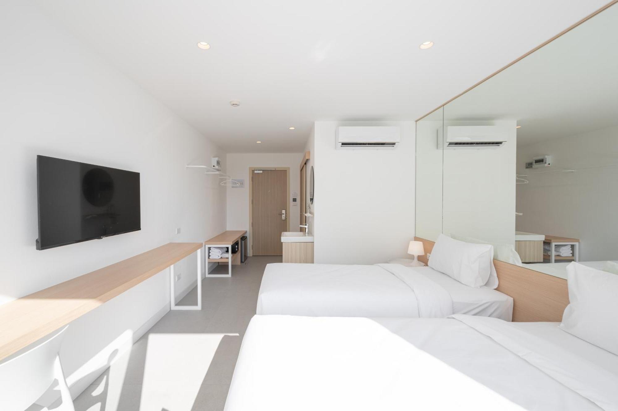 Lis Hotel Chiangmai Chiang Mai Bagian luar foto