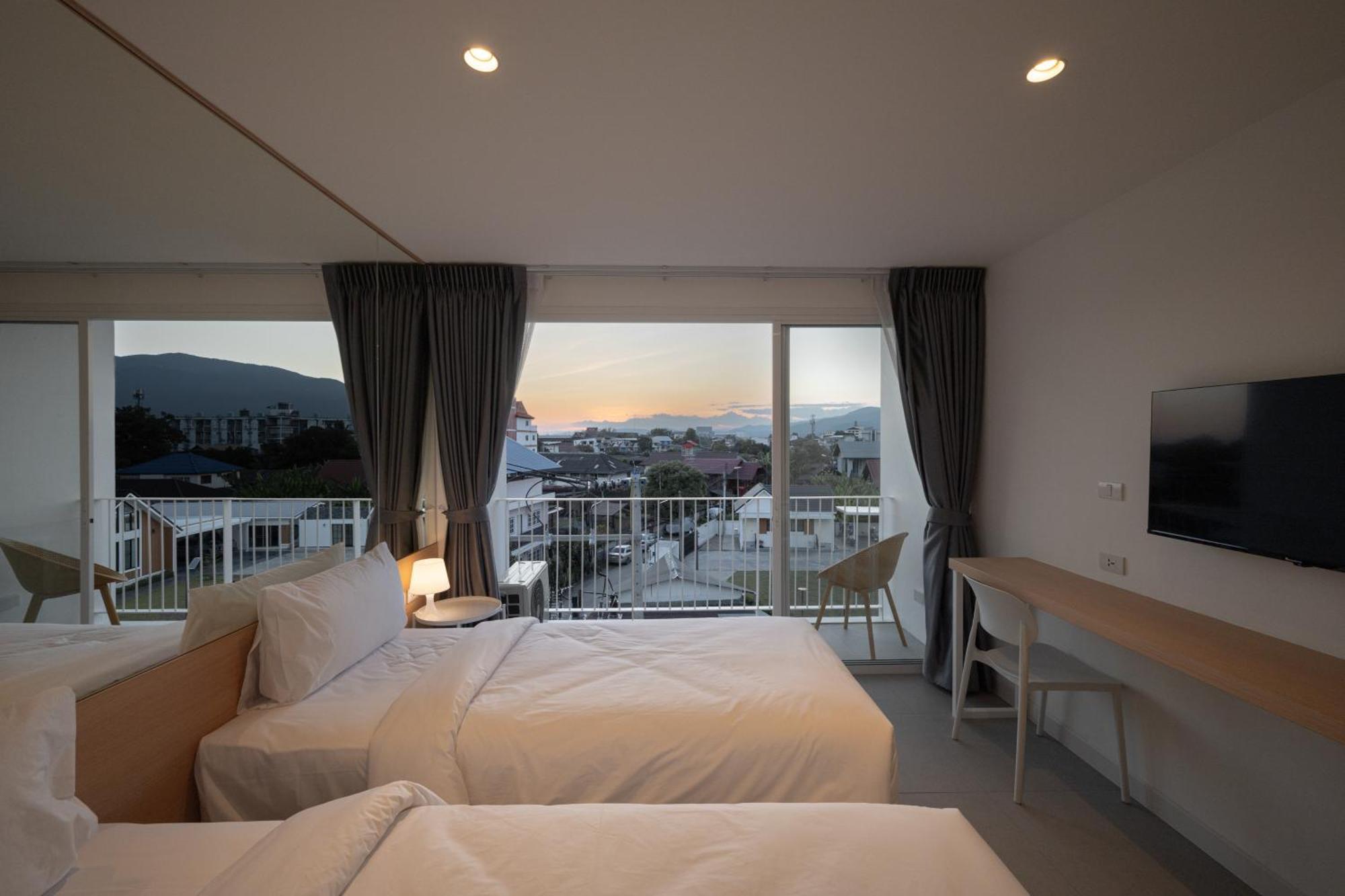Lis Hotel Chiangmai Chiang Mai Bagian luar foto